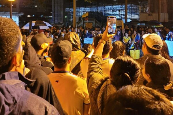 Colombianos reunidos en sydney apoyando la protesta social en colombia