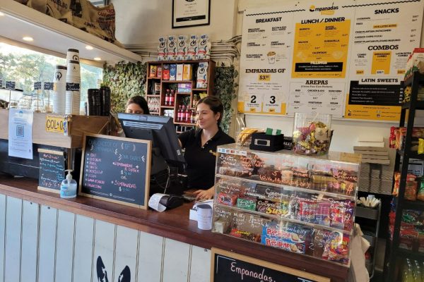 Dos latinas atendiendo una tienda de café, empanadas y varios, en Sydney