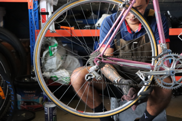 Andrés trabajando en su tienda de bicicletas