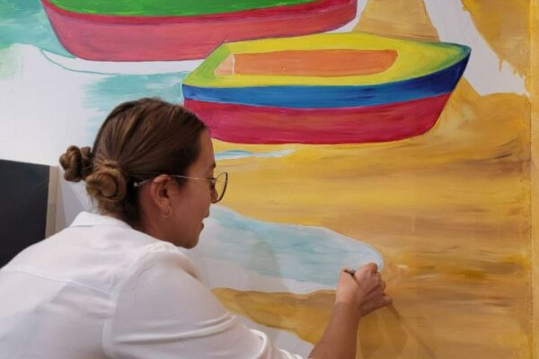 Alejandra haciendo lo que más le gusta: pintar